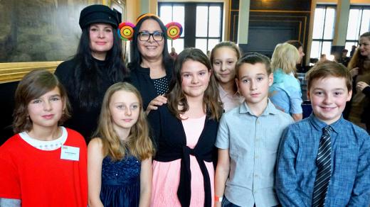 Hrdinové ocenění na akci Dětský čin roku se Zorou Jandovou a herečkou Jirkou Čvančarovou