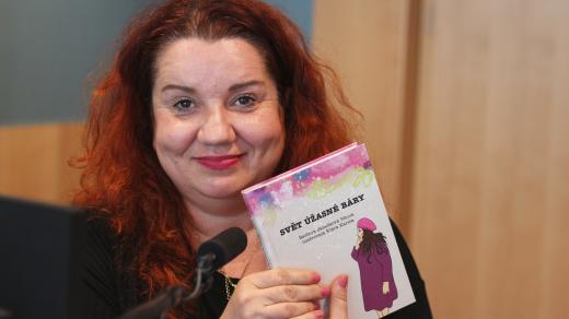 Bára Janečková se svojí knižní prvotinou