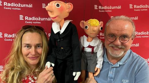 Martin Klásek přinesl do studia i své celoživotní divadelní partnery - Spejbla a Hurvínka