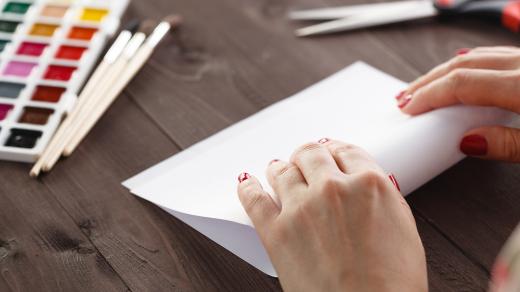 Klasický kancelářský papír A4 jde napůl přeložit maximálně sedmkrát