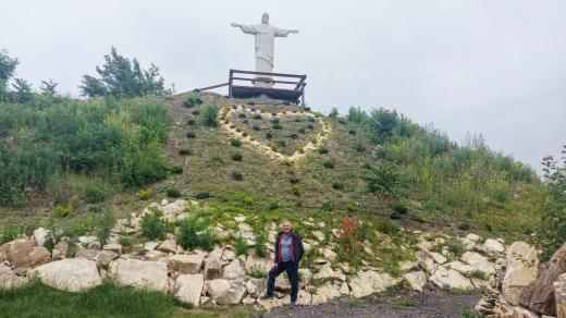 Pavol Turoň u nejvyšší sochy Ježíše v České republice