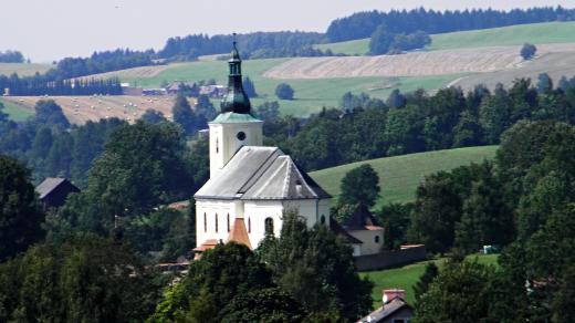 Kostel sv. Jiří je dominantní stavbou vesnice