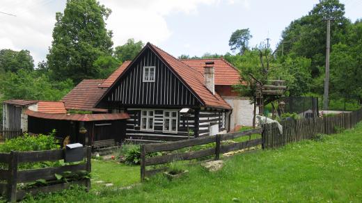 Stará chalupa na návsi Horákovy Lhoty