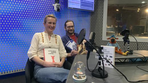 Publicistika, lektorka a zakladatelka platformy Designéři dětem Kateřina Přidalová a kunsthistorik, badatel a vysokoškolský pedagog Václav Hájek v ArtCafé