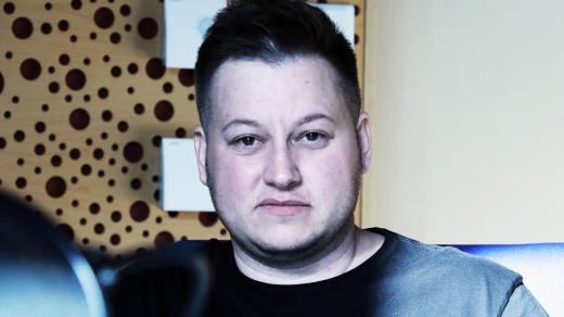 Adama Šindeláře, reportér redakce publicistiky Českého rozhlasu