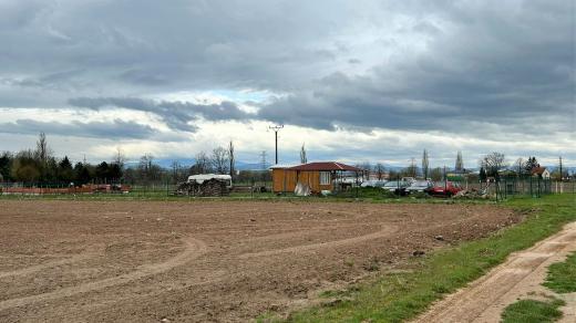 Pohled na pozemek v obci Úsilné, na němž roste nelegální stavba