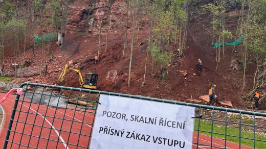V Trutnově pokračuje sanace skály u atletického areálu v ulici Na Lukách nedaleko zimního stadionu