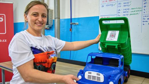 Jednatelka firmy Dino Toys Kristýna Miškovská a tatrovka, kterou v libereckém Novoplastu s hrdostí zkompletoval redaktor Českého rozhlasu Liberec Jaroslav Hoření