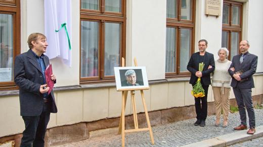 Slavnostní odhalení pamětní desky Stanislavu Zindulkovi. Vlevo PaedDr. Jan Luštinec, vpravo Jakub Zindulka