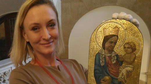 Restaurátorka Magdalena Kracík Štorkánová s hejnickou madonou.jpg