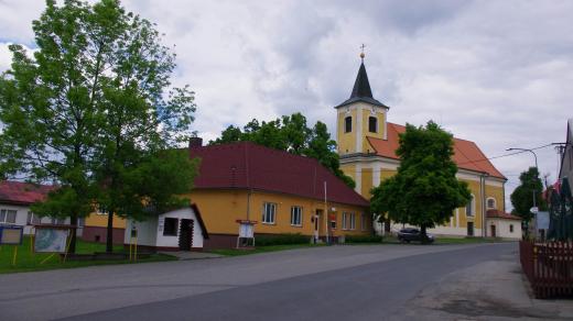 Centrum obce s kostelem sv. Jana Křtitele