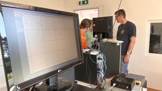 Pracovníci hvězdárny do domku instalují potřebnou techniku