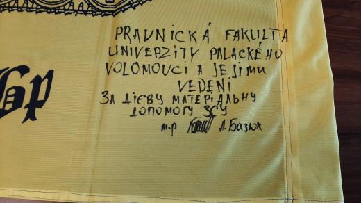 Osobní poděkování velitele zakarpatské tankové brigády na ukrajinské vlajce