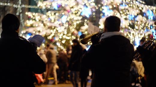 Vánoční pouliční hraní muzikantů z moravských dechovek