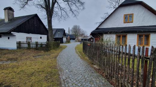Návštěvníci můžou nahlížet do okének, ve kterých je pro ně připraven kvíz