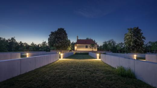 Nový hřbitov v Suchdole, který byl nominovaný na Českou cenu za architetkuru
