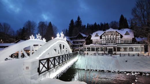 bily_most_ma_sve_nesporne_kouzlo_i_v_zime_kdy_ho_jako_spojnici_na_magistrale_vyuzivaji_i_bezkari_foto_mesto_spindleruv_mlyn.jpg