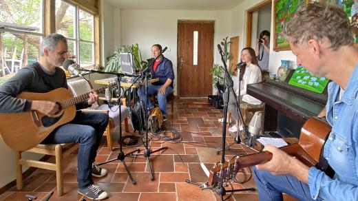 Zleva Tomáš Suchý, Tomáš Černý, Kateřina Chrenková Falcová a v popředí Josef Štěpánek při vysílání Hosta Radiožurnálu z Ptačí skály v Berouně