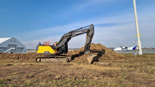 Staveniště. Tady bude nový terminál pro leteckou nákladní dopravu