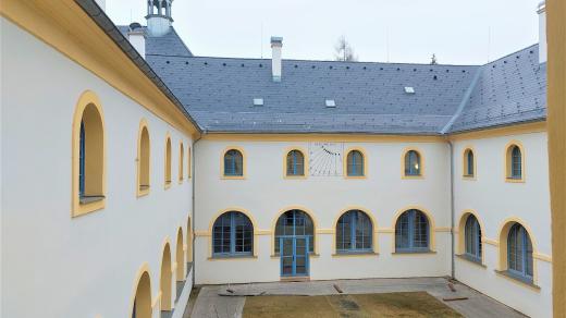 Výhled na rajský dvůr z prvního patra Městského muzea v Hostinném