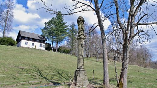 Socha neznámého světce nebo Panny Marie se bez hlavy pozná jen težko