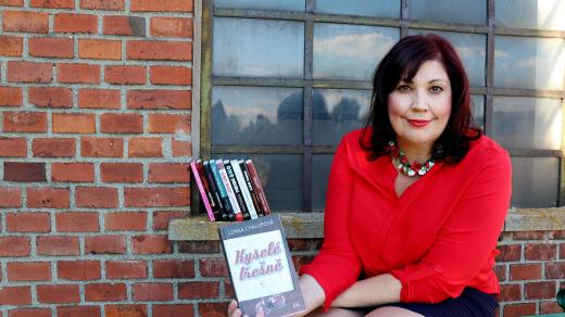 Lenka Chalupová s knihou Kyselé Třešně