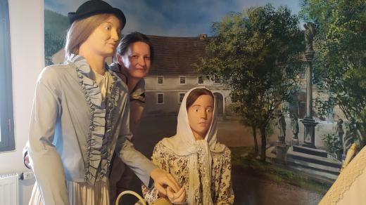 Figurína a  reálná osoba vedle sebe - vedoucí muzea Jitka Stoklasová