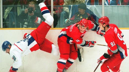 Jiří Dopita a Rusové Darius Kasparaitis a Sergej Fjodorov během finále na ZOH Nagano 1998