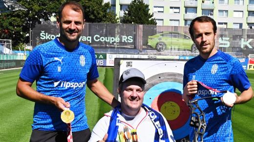 Fotbalisté Mladé Boleslavi Marek Matějovský a Jakub Fulnek s paralympionikem Davidem Drahonínským