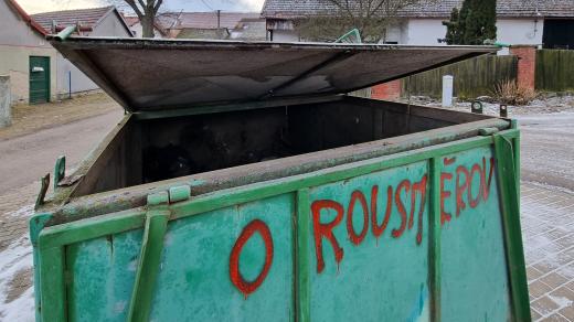 Kontejnery na odpad v Rousměrově zneužívali projíždějící řidiči