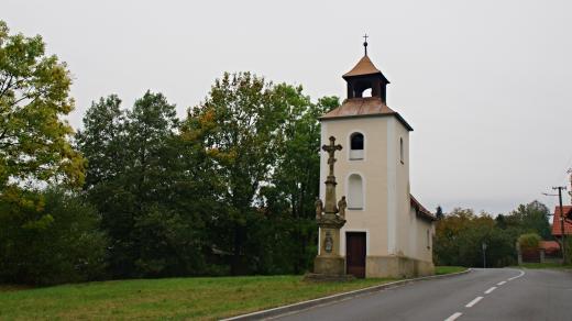 Kaple v někdejší samostatné obci Dešná je zasvěcena Panně Marii Sedmibolestné