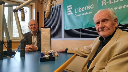 Zleva: David Lukáš, emeritní rektor Technické univerzity Liberec a průkopník využití technologie nanovláken a bývalý vysokoškolský pedagog a poslanec Federálního shromáždění Jan Šolc