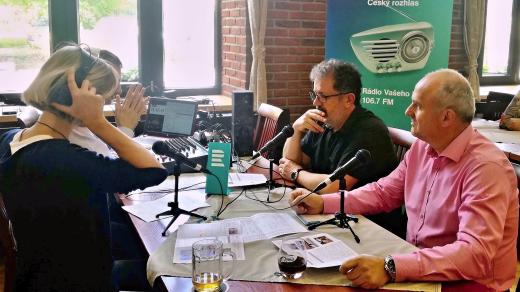 V našem improvizovaném studiu v letinském pivovaru si s moderátorkou Veronikou Albrechtovou povídali Lubomír Krýsl (zleva) a Milan Baxa