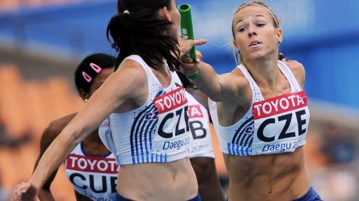 Denisa Rosolová (vpravo) a Zuzana Bergrová, štafeta na 4 x 400 metrů překážek