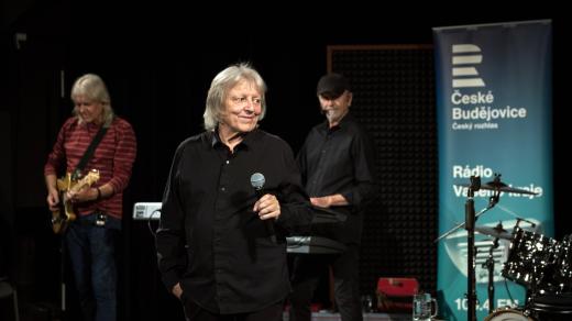 Václav Neckář vystoupil se skupinou Bacily ve studiovém sále Českého rozhlasu České Budějovice