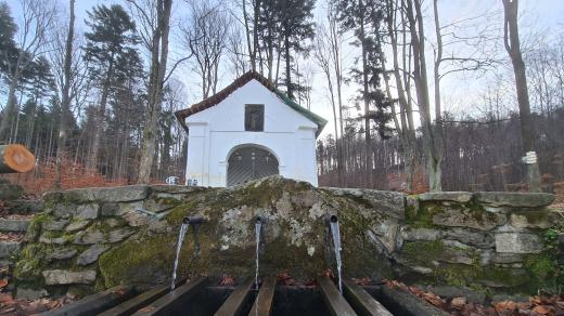 Kaplička u Zázračné studánky na Křemešníku