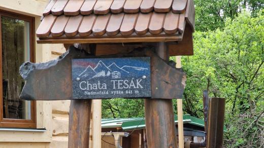 Ukazatel u chaty Tesák