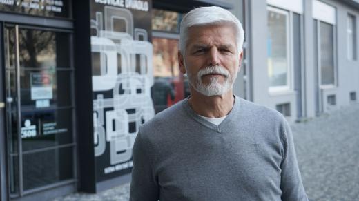 Generál Petr Pavel před kavárnou Dejvického divadla