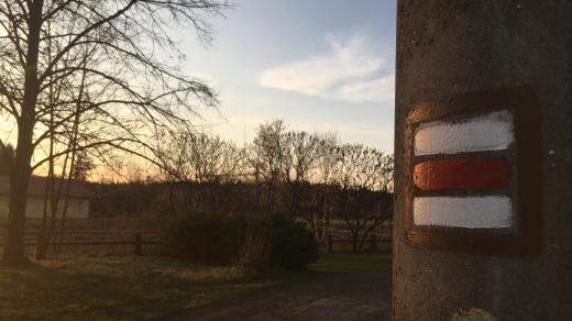 Kolem lesa vede červená turistická trasa