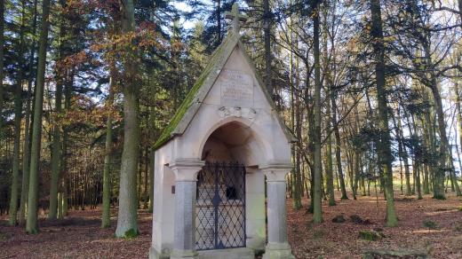 Kaplička mezi obcemi Nekmíř a Všeruby