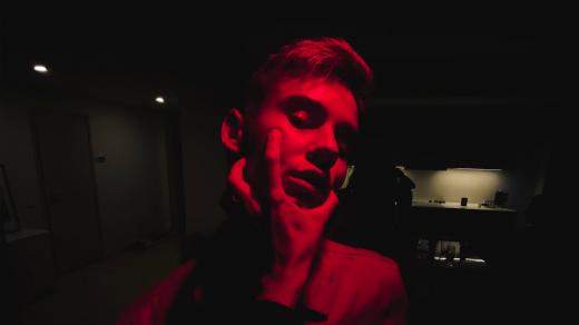 mladý muž, klub, červené světlo