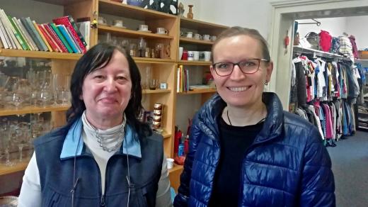 Vedoucí Irena Vyhlídalová (vpravo) a prodavačka Zdeňka Boršíková
