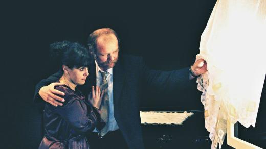 Jan a Lenka Procházkovi: Ucho. Hra o strachu a smíření podle slavného trezorového filmu z roku 1969
