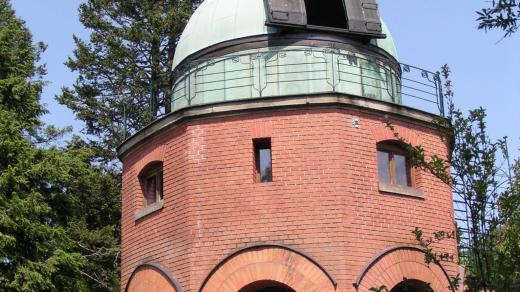 Hvězdárna Ondřejov je souborem několika staveb. Toto je historická pozorovatelna z počátku minulého století. Střecha se otevírá točením klikou 