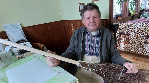 A je to! Jaroslav Brož tentokrát vyrobil pometlo za necelé dvě hodiny. Materiál na ně už měl ale předem připravený