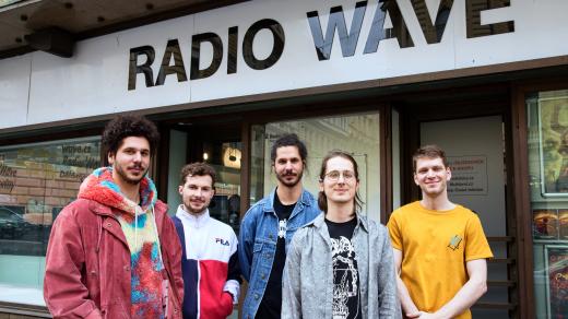 Kapela Rekreace před studiem Radia Wave