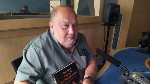 Arnošt Vašíček ve studiu Českého rozhlasu Brno