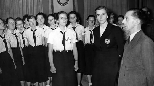 Jutta Rüdigerová (vpravo v tmavém) a Joseph Goebbels vítají sto vedoucích ze Svazu německých dívek (BDM) z Würtemberska, 7. září 1940