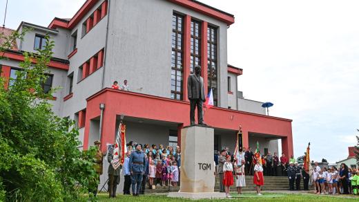 Nechanice slaví 795 let od první písemné zmínky a u této příležitosti před místní základní školou odhalili sochu Tomáše Garrigue Masaryka