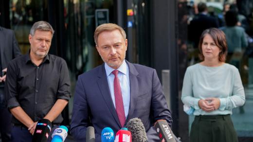 Lídr FDP Christian Lindner a předsedové Zelených Annalena Baerbocková s Robertem Habeckem